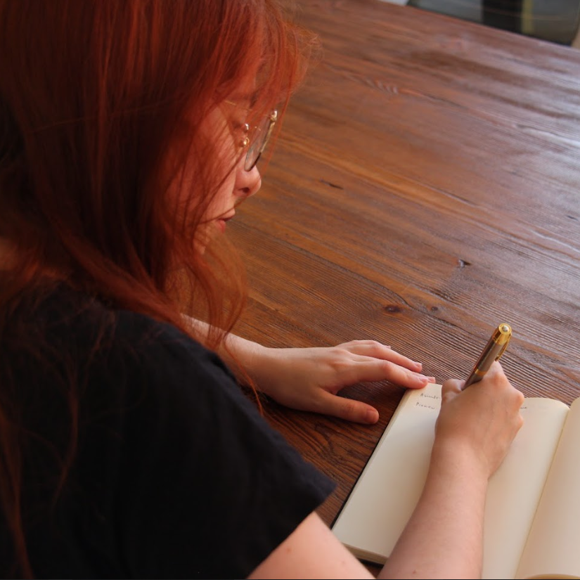 Celia Yélamos – bilingual copywriter writing ideas in a notebook, services section photo