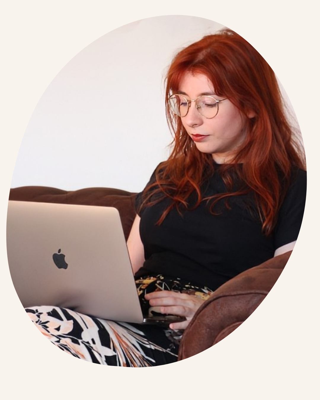 Celia Yélamos – bilingual copywriter and former translator, working on a laptop in the about me section